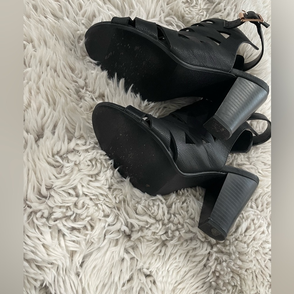 Black Cutout Style Heels - Picture 7 of 8